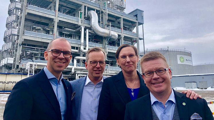 Glad kvartett presenterar SunPines investering i en ny fabrik. Niklas Nordström, kommunalråd Luleå, Mikael Damberg, innovations-och näringsminister, Helena Stenberg, kommunalråd Piteå, och Magnus Edin, vd, SunPine.