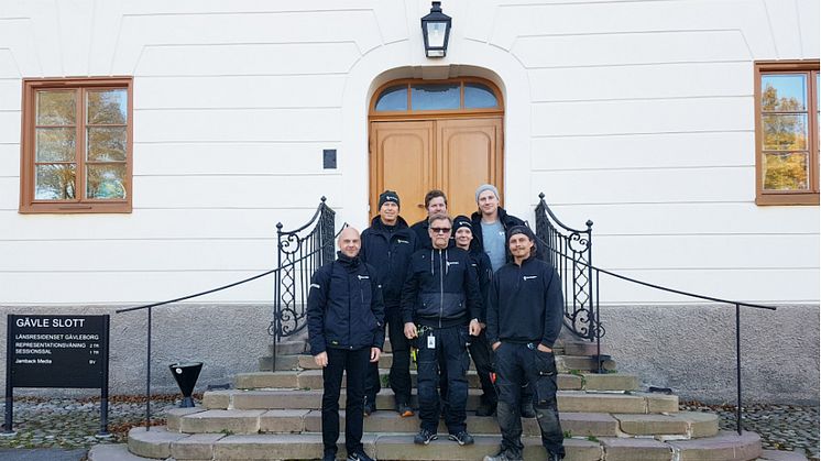 Gänget från Riksbyggen som tar hand om utemiljön kring Gävle Slott och Länsfängelse: Fr v Klas Kånohols, Robert Eriksson, Joakim Tengstrand, Roland Holmsten, Sara Helgesson, Eric Pettersson och Jens Rundberg.