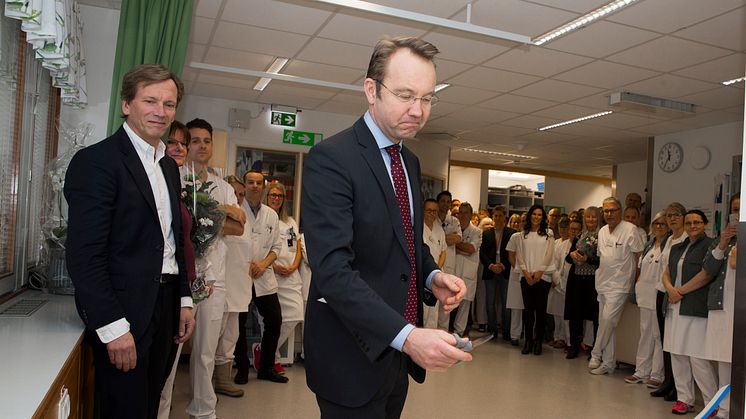 Fredrik Schersten, sektionschef för kranskärl och Björn Eriksson , förvaltningschef SUS, inviger nya hjärtlabbet i vid SUS i Lund.