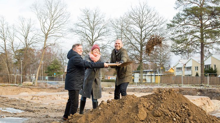 Första spadtaget för projektet togs av Torbjörn Wennberg från Sh bygg, Maija Tammela Arvidsson från Uppsala kommun och Svante Jernberg från Sveafastigheter Bostad.