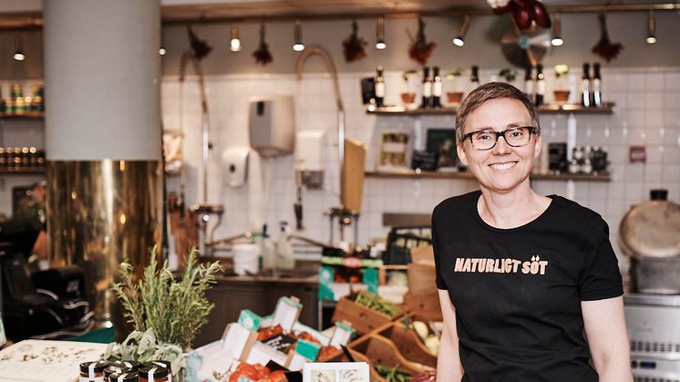 Biodlaren Therese Hammargren laddar upp svenska jordgubbar  på Stockholms Matmarknad med primörhonungen. Foto: Anders Thessing