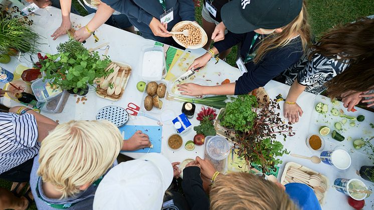 Nyt Guinness rekordforsøg: Arla inviterer børn og forældre til et 300 meter langt madpakkebord