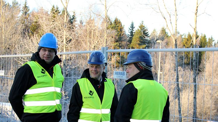 Eiendomsdirektør Tom-Erik Holte (t.v.), byråd Øystein Eriksen Søreide og nestleder for BU-utvalget i bydel Søndre Nordstrand, Erik Logstein (t.h.)