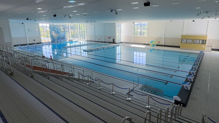 Nu går det snart att bada i Rimnersbadets bassänger! Lördagen den 15 juni invigs Uddevallas nya, fina badanläggning. På bilden syns 50-metersbassängen som är byggd för att klara SM-standard för 25-meterstävlingar. 