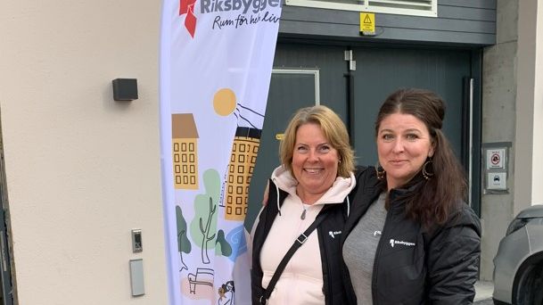 Från vänster: Åsa Sahlin, hyresspecialist på Riksbyggen samt Sara Johansson, administratör på Riksbyggen.