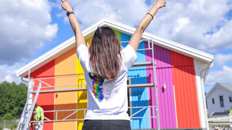 Älvsbyhus målade ett visningshus i regnbågsfärger inför Stockholm Pride - på taket satt solcellspaneler från NIBE Energy Systems