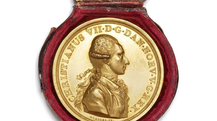 Foto: Medaljen for Ædel Daad / Pro Meritis, 1771, D. I. Adzer / S. A. Jacobsen, G 473, JS 883 – tildelt Rasmus Bondesen Brorson i 1799. Udsøgt eksemplar i originalt etui af mørkerødt maroquin med guldbordure og velourfor. Hammerslag: 440.000 kr. 