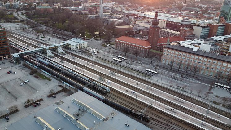 Dagens bangård, med uppställningsspåren 6 - 9 till vänster i bild. Uppställningsspårens funktion ska flyttas till Västerås Västra så att bangården kan byggas om för att öka kapaciteten för tågtrafiken. Foto: Bo Lundvang.