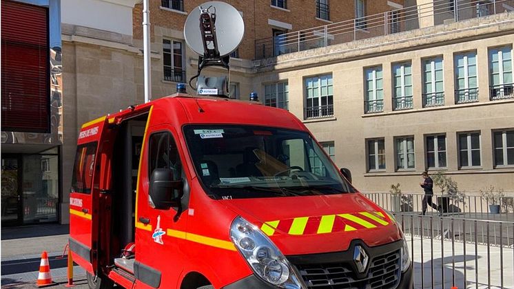 Eutelsat fait le don à la brigade de sapeurs-pompiers de Paris d’un équipement ultra-connecté pour un Véhicule d’Appui aux Communications