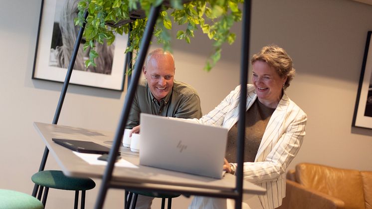 Kolbjørn Stuvebakken og Trine Maren Skott-Myhre legger tilrette for et mer fleksibelt arbeidsliv.
