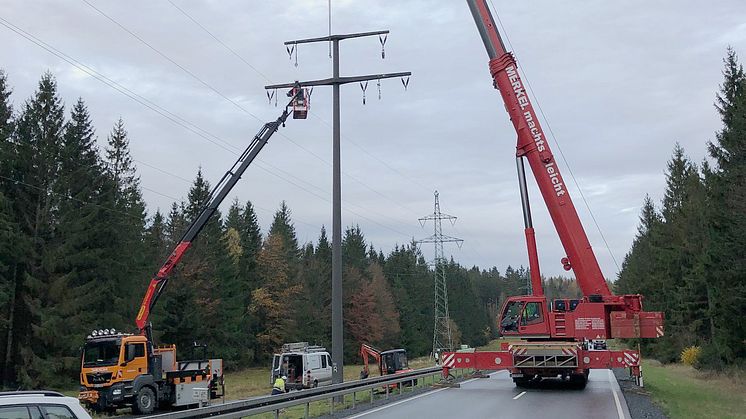 Bayernwerk entfernt alte Freileitung: Straßensperrung zwischen Kleintettau und Steinbach