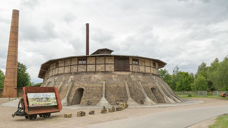 Der Ziegelleipark Mildenberg lädt zum Feldbrandofenfest ein. Foto: TMB-Fotoarchiv/Steffen Lehmann. 