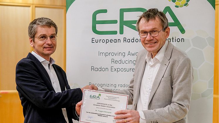 Tryggve Rönnqvist receiving the prestigious European Radon Association award