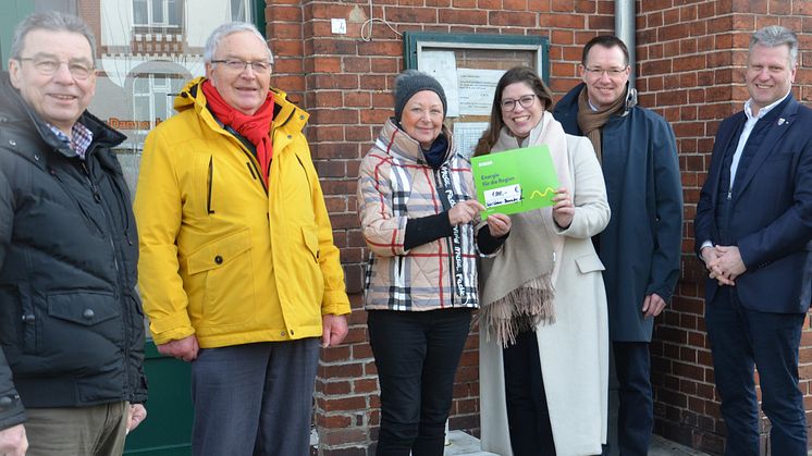 Scheckübergabe vor dem alten Bahnhof von Lüchow: Julia Falkenstein, Avacon Unternehmenssprecherin (Mitte rechts) an Sabine Rüdiger von der Tafel. Neben Bürgermeister Thorsten Petersen (2. von rechts) und Hans-Hermann Zetsche, Avacon Kommunalreferent