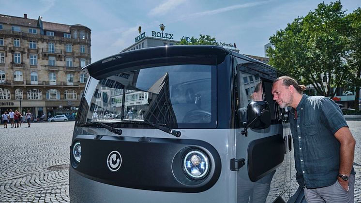 Wie kann nachhaltige Mobilität wirklich funktionieren? Der Prototyp des deutschen Start-ups Electric Brands will es zeigen und stellt einen Prototypen des XBUS vor (hier auf dem Foto in Frankfurt).