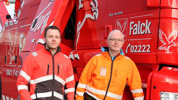 Marius Valle og Karl Eirik Berntzen fra Nord Salten Auto er fornøyd med den nye tungbergeren.