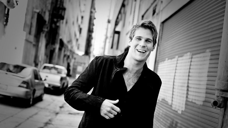 Basshunter uppträder på Perez Hiltons exklusiva fest