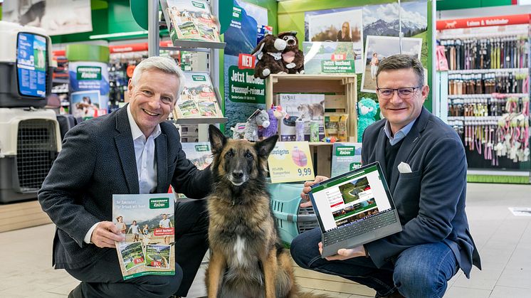 Hermann Aigner (re.), Geschäftsführer Fressnapf Österreich, und Martin Fast, Geschäftsführer REWE Austria Touristik, präsentieren mit der tierischen Kollegin Coralee die neue Urlaubsplattform Fressnapf Reisen.