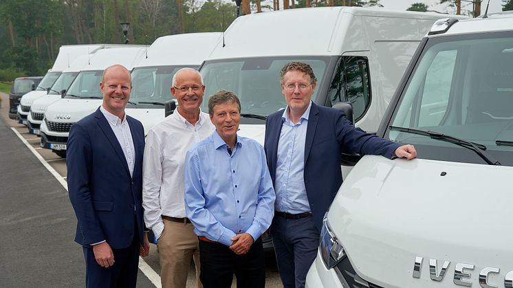 Från vänster på bilden syns Erik Andersson, styrelseordförande för Lidbil AB, Anders Nilsson (försäljningsdirektör) och John Sklander (Network Manager) från Iveco samt Lidbils nya säljare Håkan Remmert. Foto: Stefan Lindblom