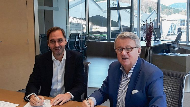 Sie besiegelten die neue exklusive Zusammenarbeit: Peter Hornig (r.), Geschäftsführer Scania Deutschland Österreich, und Rafael Sterling, Chief Executive Officer Irizar Group.