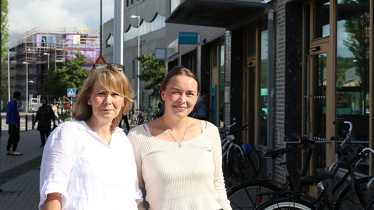 Trivs på Selma lagerlöfs torg. Enhetschef Carina Björkman och administratör Matilda Copic trivs bra i sina nya lokaler. Foto: Jonas Hernstig