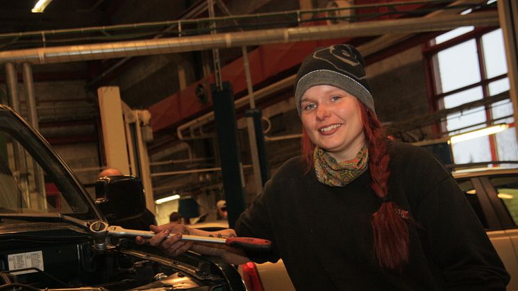 Emelie Karlsson bytte vården mot bilar och trivs jättebra i den nya miljön. Målet är att få jobb hemma i Kiruna. 