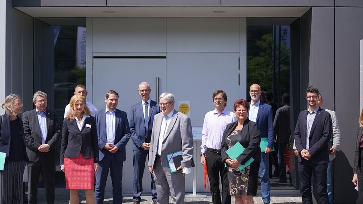 Vertreter/-innen der 10 Gründungsinstitutionen der Dachmarke „dahme_innovation“ bei der offiziellen Vorstellung in Wildau. (Foto Lange/TH Wildau)