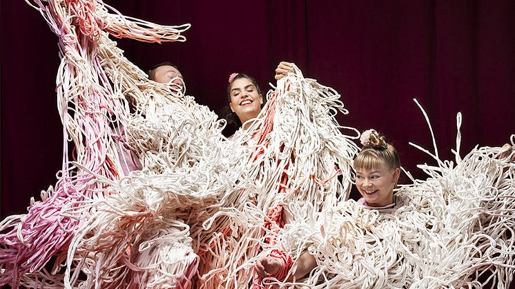 Föreställningen Trassligt, Cirkus Cirkör. Foto: Sanna Lindberg. På bilden fr v: Håkon Hemmer, Rosa Almeida, Lina Isaksson