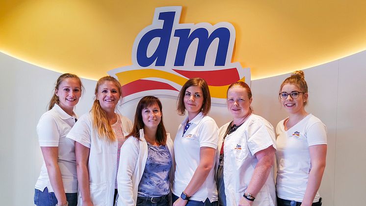 Das Team des neuen dm-Markts in Warburg 