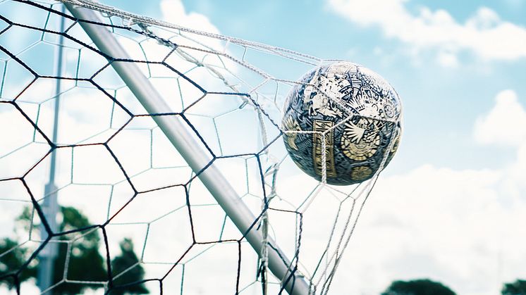 Storbildsskärm på Larmtorget visar fotbollsmatchen Sverige mot Japan
