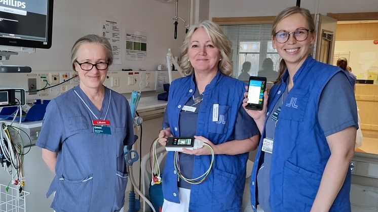 Fr v Sara Aspberg, Susanne Andersson och Frida Lindgren, med delar av den tekniska utrustning som kommer att användas vid hjärtövervakningen.