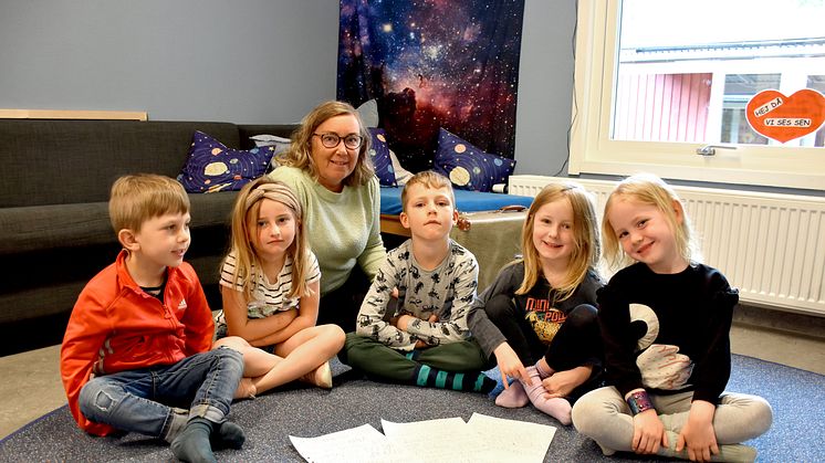 Förskollärare Berith Ivansson och några av barnen som var med och skrev brevet till president Putin. 