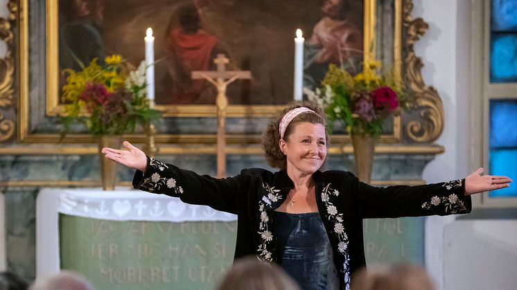 Anna Eklund-Tarantino i Dala-Floda kyrka. (Foto: Poul Hansen)