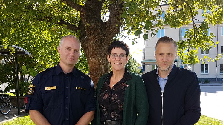 Mats Scherp; lokalpolisområdeschef tillsammans med kommunstyrelsens ordförande Katarina Hansson och kommundirektör Daniel Jansson-Hammargren.