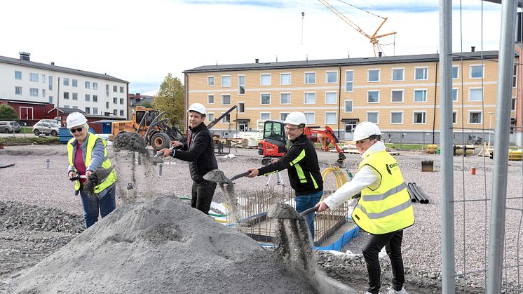 Från vänster: Ulla-Britt Karlsson - lägenhetsköpare, Lars Lundgren - marknadsområdeschef Riksbyggen Bostad, David Sundström - affärschef på Lindbäcks bygg och Birgitta Larsson (S) kommunalråd i Gällivare.