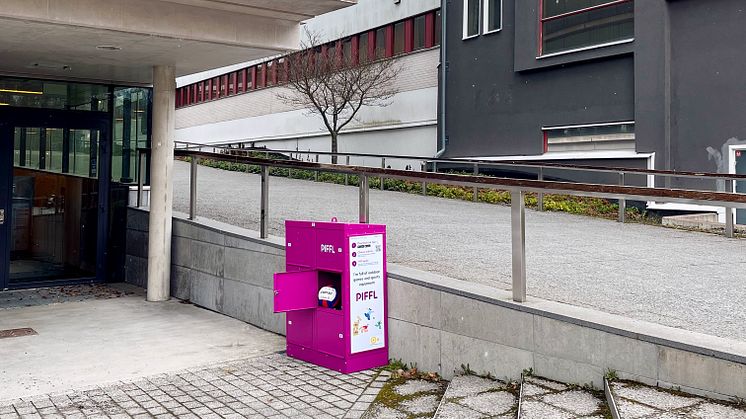 Pifflbox placerad vid biblioteket på Södertörns högskola