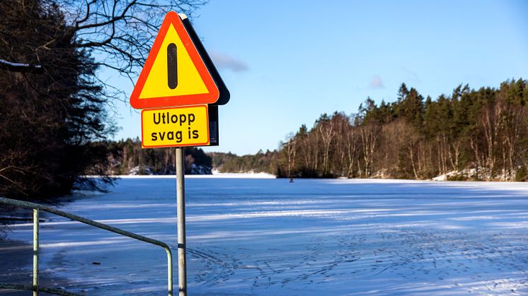 Isarna på både Stora och Lilla Delsjön kan vara farlig att gå på, trots att det har varit kallt ett tag. Foto: Frida Winter. Göteborgs stad