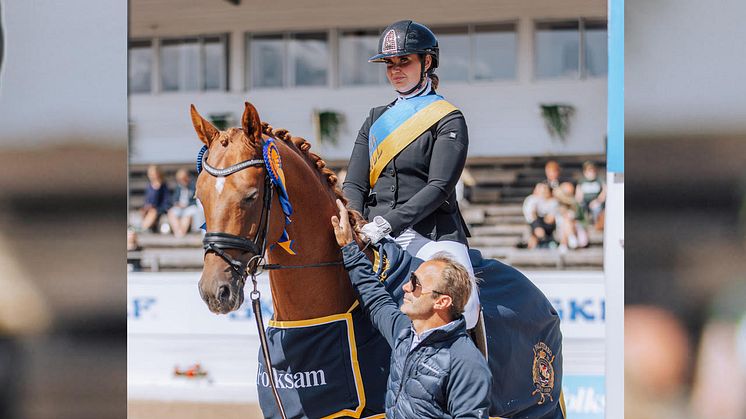 Mia Runesson och SWB hingsten Rosebank VH tog hem segern i Folksam Open för 4-åriga dressyrhästar 2022. Vem som stå högst på pallen 2023 avgörs på Falsterbo Horse Show den 12 juli (semifinal) och 14 juli (final).