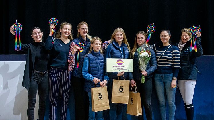 Årets Trygghetspris till Laholms Ryttarförenings ungdomssektion. Priset delades ut på Sweden International Horse Show på söndagen. Foto: Roland Thunholm