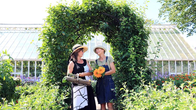 Lydia Jeppsson och Annika Christensen - trädgårdsinspiratörer som har skapat utställningen Odla hälsa på Sofiero. Foto: Johanna Kärnstrand. 