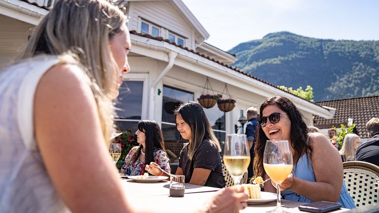 Terrassen på Hotel Aurlandsfjord blir et fint samlingssted for gjester og lokale