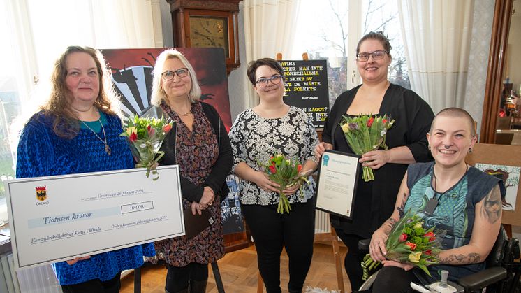 Vinnarna av Tillgänglighetspriset 2019 blev konstnärskollektivet Konst i blindo. Här tillsammans med Kommunala tillgänglighetsrådets ordförande. F.v: Cecilia Artemicia Ramstedt, Carina Toro Hartman, Adele Karlsson, Camilla Högberg och Frida Ingha.