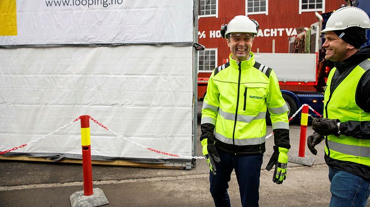 Gjenbruksemballasjen på brakkemodulene slik vi bruker dem kan brukes i flere år, sier administrerende direktør Øyvind Emblem i Ramirent (til venstre) . Til høyre Jens Brustad, daglig leder og gründer i plast-selskapet Looping. (Foto: Per Thrana)