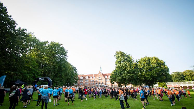 Fælles opvarmning før løbet - foto: Rebild Kommune