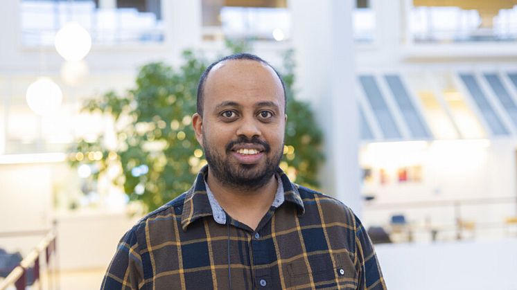 Wossenseged Birhane Jemberie, doktorand vid Institutionen för socialt arbete och Enheten för demografi och åldrandeforskning vid Umeå universitet. Foto: Sofia Strömgren.