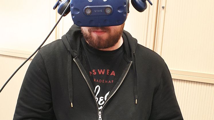 Swecontekniker med VR-glasögon