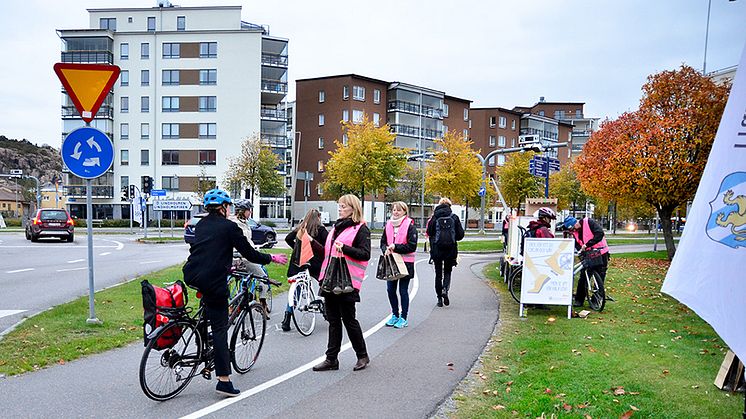 Morgontidiga cyklister - och en och annan gående - får en  frukostpåse, uppmuntrande ord och lite enklare cykelservice om det behövs, som här på Lindholmen i oktober 2015. Bild: Asbjörn Hanssen