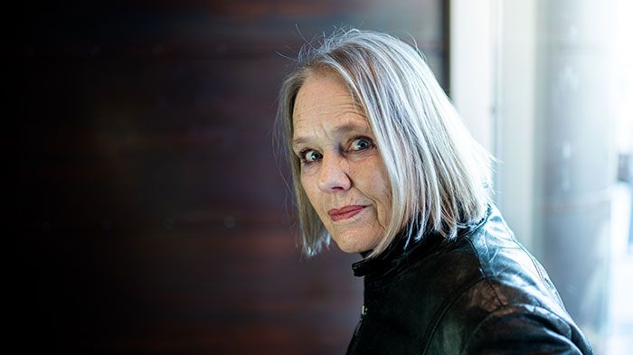 Grethe Ryen har vore fast tilsett ved Det Norske Teatret i over 40 år. No set ho seg i registolen i ei framsyning med dikt som tyder mykje for henne. Foto: Siren Høyland Sæter.