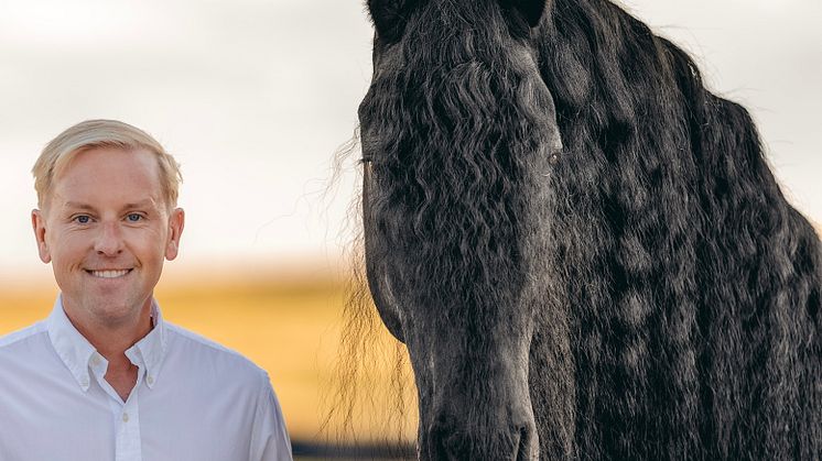 Tobbe Larsson inviger Falsterbo Horse Shows Showprogram tillsammans med trotjänaren och Frieserhingsten Freddy på Söndag kl 12.30