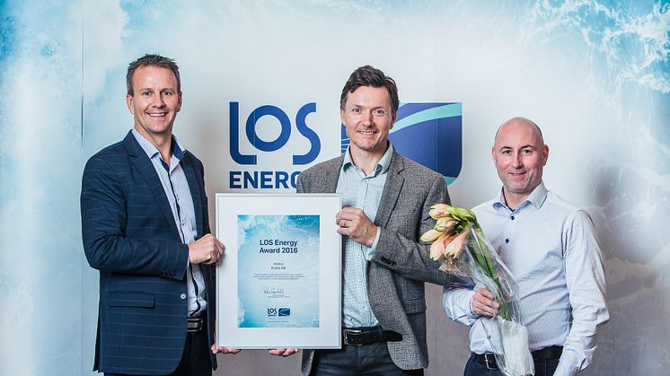 Administrerende direktør i LOS AS, Anders Gaudestad t.v. gratulerer Trond Simonsen og Glenn Thomas Gustavsen fra Entra med LOS Energy Award 2016.